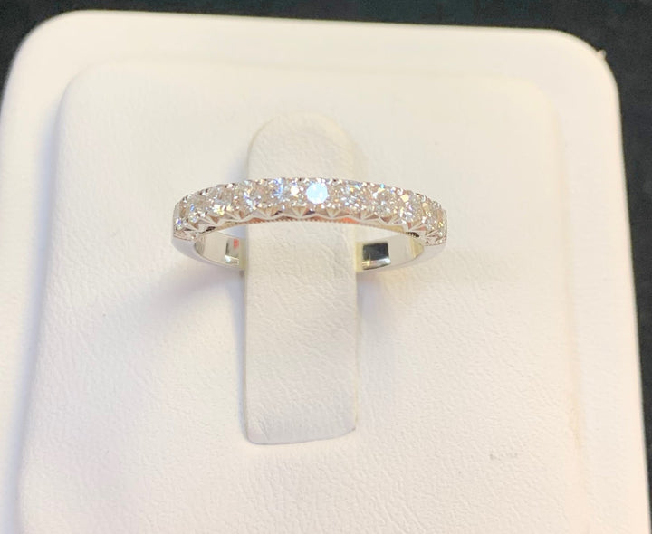 18K White Gold 0.49ct Round Diamond Scalloped Band